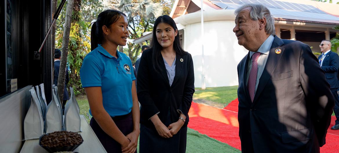 UN Secretary-General António Guterres (right) meets Lao coffee farmer Phuerp (left).