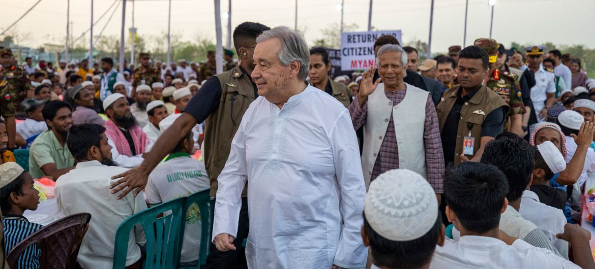 UN Secretary-General António Guterres joins Rohingya refugees in Cox’s Bazar, Bangladesh, for Iftar.